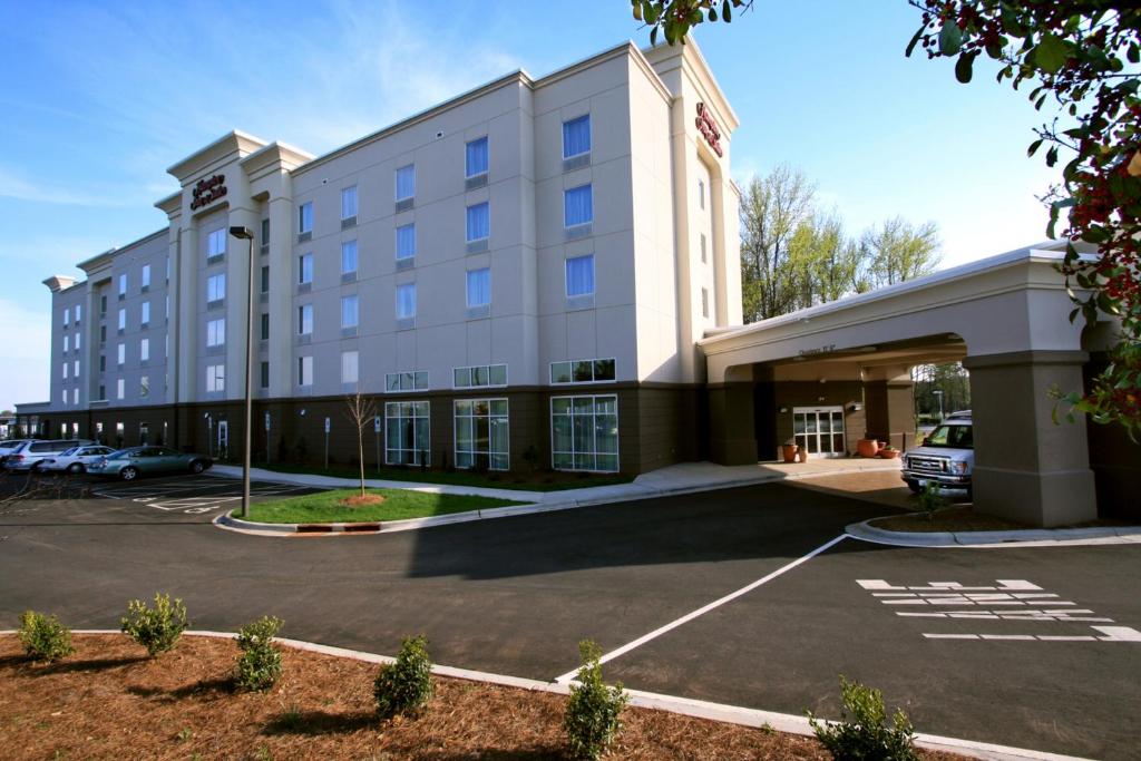 Hampton Inn & Suites Charlotte-Airport Main image 1